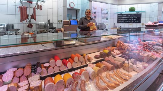Die Filialen der Metzgerei Scheu und Weber in Dettingen, Ötlingen und Schlierbach sind wie gewohnt geöffnet. Fotos: Carsten Rie Die Filialen der Metzgerei Scheu und Weber in Dettingen, Ötlingen und Schlierbach sind wie gewohnt geöffnet. Fotos: Carsten Rie