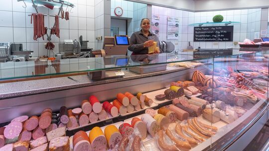 Die Filialen der Metzgerei Scheu und Weber in Dettingen, Ötlingen und Schlierbach sind wie gewohnt geöffnet. Fotos: Carsten Rie Die Filialen der Metzgerei Scheu und Weber in Dettingen, Ötlingen und Schlierbach sind wie gewohnt geöffnet. Fotos: Carsten Rie