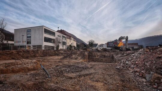 Die Erdarbeiten für die neue Kita in Oberlenningen haben begonnen. Foto: Carsten Riedl