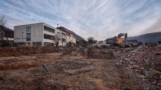 Die Erdarbeiten für die neue Kita in Oberlenningen haben begonnen. Foto: Carsten Riedl Die Erdarbeiten für die neue Kita in Oberlenningen haben begonnen. Foto: Carsten Riedl