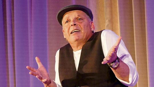 Der Neuffener Comedian Link Michel sorgte beim Lenninger Ehrenamtsabend mit seinen Geschichten aus dem alltäglichen Leben für ei Der Neuffener Comedian Link Michel sorgte beim Lenninger Ehrenamtsabend mit seinen Geschichten aus dem alltäglichen Leben für ei