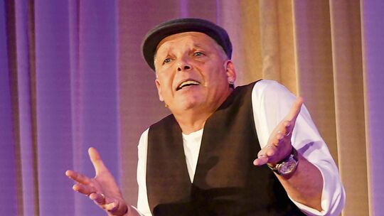 Der Neuffener Comedian Link Michel sorgte beim Lenninger Ehrenamtsabend mit seinen Geschichten aus dem alltäglichen Leben für ei Der Neuffener Comedian Link Michel sorgte beim Lenninger Ehrenamtsabend mit seinen Geschichten aus dem alltäglichen Leben für ei