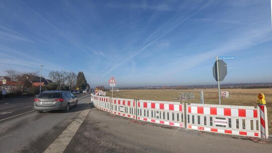 Auf der L1200 kommt es wegen Rosenloh zu Verkehrsbehinderungen. Foto: Carsten Riedl