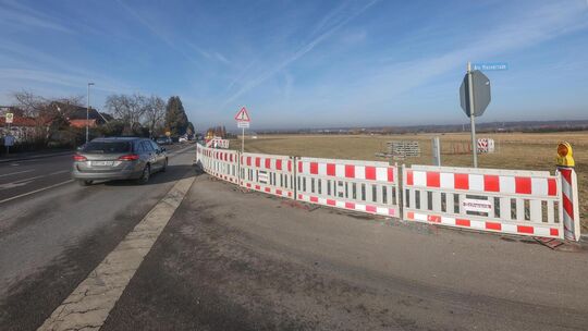 Auf der L1200 kommt es wegen Rosenloh zu Verkehrsbehinderungen. Foto: Carsten Riedl Auf der L1200 kommt es wegen Rosenloh zu Verkehrsbehinderungen. Foto: Carsten Riedl