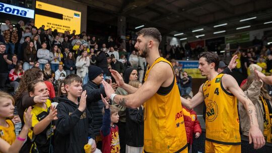 Abklatschen: Im Hinspiel in Göppingen hatten die Knights Bremerhaven deutlich bezwungen. Foto: Nina Sander