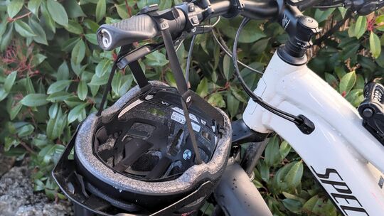 Da die Schutzfunktion eines Fahrradhelms für viele Unfallszenarien erwiesen ist, appellieren die Experten dringend, das Helmtrag