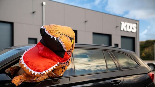 Der Dino ist ein echter Hingucker, aber die Narrenfreiheit endet beim Autofahren - im Interesse der Verkehrssicherheit. Foto: KÜ