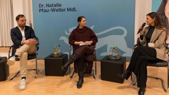 Die CDU-Landtagsabgeordnete Natalie Pfau-Weller (Mitte) im Gespräch mit Pfarrer Nicolai Opifanti und Kira Geiss, Miss Germany 20