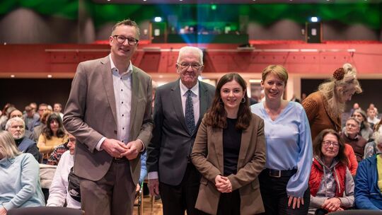 Im Zwiegespräch mit Protagonisten aus Wirtschaft und Umweltschutz stetzten sich die Kandidatinnen und Kandidaten der Grünen – An