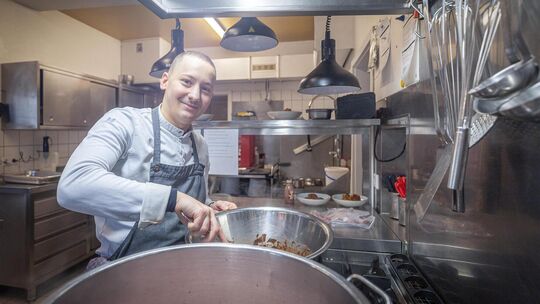 Moritz Bauer an seinem bisherigen Arbeitsplatz im Burgmann's in Weilheim. Ab Mai wird sein Arbeitsplatz auch mal schwanken - an Moritz Bauer an seinem bisherigen Arbeitsplatz im Burgmann's in Weilheim. Ab Mai wird sein Arbeitsplatz auch mal schwanken - an