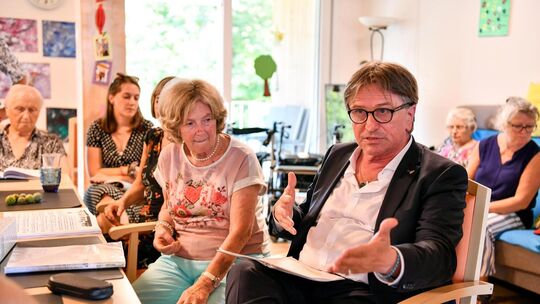 Sozialminister Manfred Lucha beim Besuch der Kirchheimer Demenz-WG „Mittendrin“ im Sommer 2024. Foto: Markus Brändli