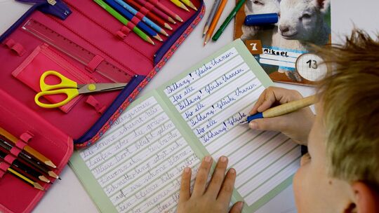 Bildung - Schulheft - Schüler - Ehrenamt
Schüler schreibt in sein Schulheft