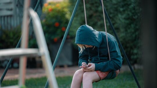 Eine Kindheit ohne Smartphone: Das will die Bewegung "Smarter Start ab 14" Heranwachsenden ermöglichen. Foto: Adobe Stock