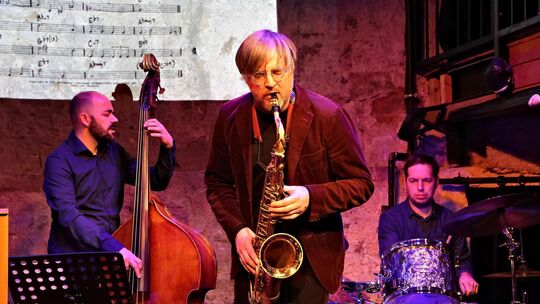 Axel Kühn, Alexander Kuhn und Johann Polzer auf der Bühne der Bastion. Foto: Florian Stegmaier