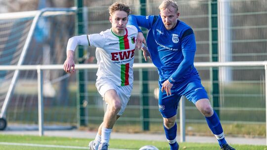 Tapfer gewehrt, aber chancenlos: Elias Kiedaisch und der VfL haben 0:9 gegen Esslingen verloren. Foto: Carsten Riedl