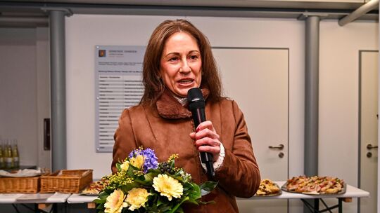 Barbara Born freut sich mit dem Blumenstrauß in der Hand über das Wahlergebnis. Foto: Markus Brändli