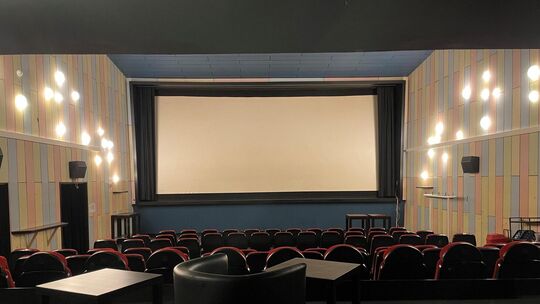 Blick von der Lounge in den Saal des ehemaligen Stadtkinos. Foto: Antje Dörr