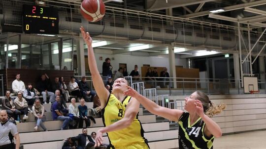 Kirchheims Topscorerin Leo Mauritz (20 Punkte) war unter den Körben nicht zu stoppen. Foto: Thimo König