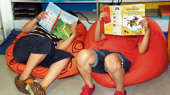 Zwei Leseklassen-Kinder beim Schmökern. Foto: pr Zwei Leseklassen-Kinder beim Schmökern. Foto: pr