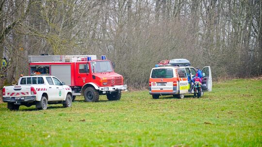 Zahlreiche Einsatzkräfte von Feuerwehr, Polizei, Rettungsdienst, Bergwacht und ein Polizeihubschrauber waren zur großflächigen S
