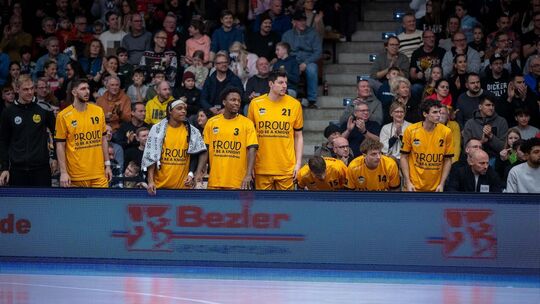 Schmerzlich vermisst in Bremerhaven: Philipp Russell (links) und Chuck Harris. Foto: Nina Sander