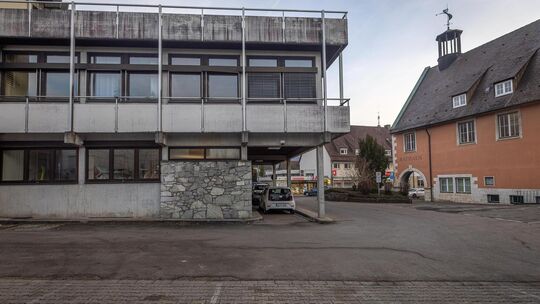 Statt Asphalt-Tristesse soll hier künftig ein Gemeindehof die Bürgerinnen und Bürger anlocken. Foto: Carsten Riedl Statt Asphalt-Tristesse soll hier künftig ein Gemeindehof die Bürgerinnen und Bürger anlocken. Foto: Carsten Riedl