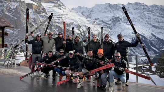 Gruppenbild vor beeindruckender Kulisse: Die SG Stern hat zum wiederholten Mal in Mürren mitgemacht. Foto: pr