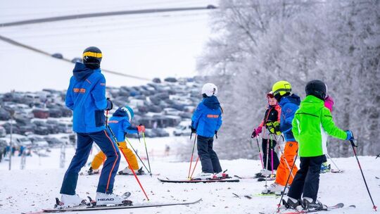 Für die Kleinsten das Größte: Skifahren erfreut sich trotz erschwerter Bedingungen nach wie vor großer Beliebtheit – auch bei de