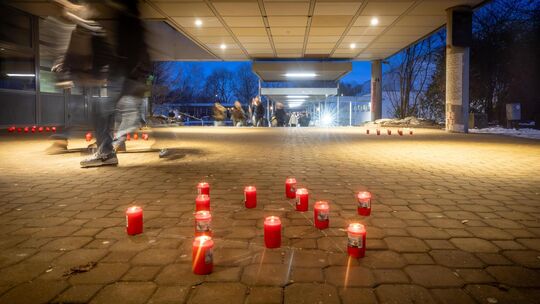 Kerzen erinnern am Schlossgymnasium an den Holocaust-Gedenktag – 81 Jahre nach der Befreiung des Konzentrationslagers Auschwitz.