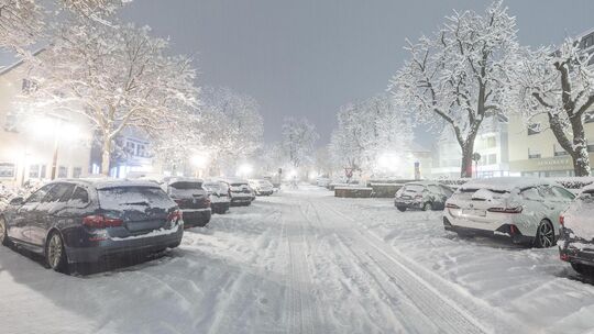 Der Parkplatz am Kirchheimer Rossmarkt versank am Sonntagabend im Schnee. Fotos: Carsten Riedl