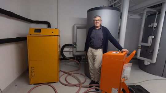 Heizen im Notbetrieb: Stephan Wagner, einer der Bewohner in der Manzstraße, zeigt die Wärmepumpe, die nicht funktioniert. Fotos: Heizen im Notbetrieb: Stephan Wagner, einer der Bewohner in der Manzstraße, zeigt die Wärmepumpe, die nicht funktioniert. Fotos: