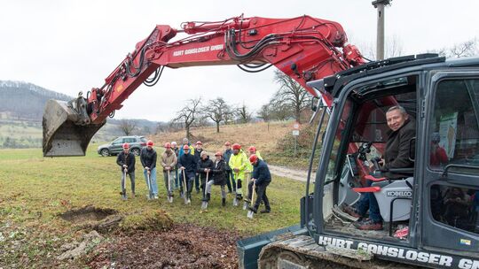 Das Neubaugebiet "Schießhütte" ist 2026 ein Investitionsschwerpunkt der Gemeinde Neidlingen, hier der symbolische Baggerbiss mit
