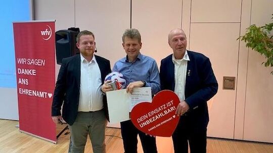 Von links nach rechts: Philipp Reither (Ehrenamtsbeauftragter des Bezirk), Sven Andler, Harald Kuhn (Bezirksvorsitzender) Foto: