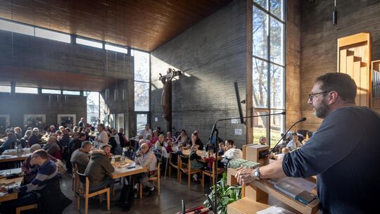 Diakon Uli Häußermann bei einer Ansprache im Rahmen der Kirchheimer Vesperkirche. Archiv-Foto: Carsten Riedl