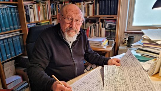 In seinem Kirchheimer Arbeitszimmer arbeitet Xaver Paul Thoma oft an verschiedenen Werken gleichzeitig. Foto: Florian Stegmaier In seinem Kirchheimer Arbeitszimmer arbeitet Xaver Paul Thoma oft an verschiedenen Werken gleichzeitig. Foto: Florian Stegmaier