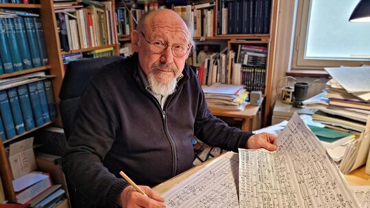 In seinem Kirchheimer Arbeitszimmer arbeitet Xaver Paul Thoma oft an verschiedenen Werken gleichzeitig. Foto: Florian Stegmaier In seinem Kirchheimer Arbeitszimmer arbeitet Xaver Paul Thoma oft an verschiedenen Werken gleichzeitig. Foto: Florian Stegmaier