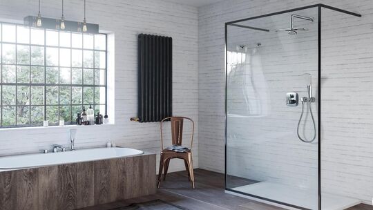 Bei ausreichender Quadratmeterzahl lässt sich im Bad eine Walk-in-Dusche realisieren. Darin kommt die Kopfbrause in Propellerfor