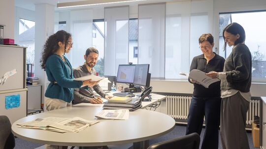 Notzingens Kämmerer Sven Kebache und sein Team sind zufrieden: Die Gemeinde schreibt schwarze Zahlen. Foto: Carsten Riedl Notzingens Kämmerer Sven Kebache und sein Team sind zufrieden: Die Gemeinde schreibt schwarze Zahlen. Foto: Carsten Riedl