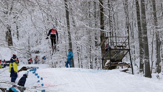 Schnappschuss vom Sieger der letzten Auflage: Pascal Maier vom TSV Weilheim gewann 2022 das Skispringen in Neidlingen. Foto: Rol