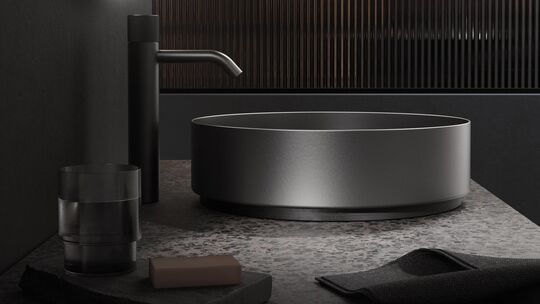 Zu den Botschaftern für Nachhaltigkeit im Bad gehört in jedem Fall glasierter Stahl für Waschschalen. Er wird ausschließlich aus