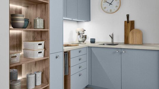 Wie das Organisieren all der Utensilien, die im Alltag benötigt werden, Freude macht, zeigt diese Planung. Vorräte, Putzutensili