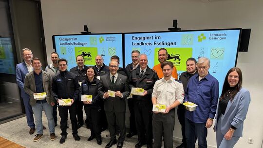 Freude über den gelungenen Start: Die ersten 14 Ehrenamtlichen nahmen im Landratsamt am Mittwoch ihre Bonuskarten als Dankeschön Freude über den gelungenen Start: Die ersten 14 Ehrenamtlichen nahmen im Landratsamt am Mittwoch ihre Bonuskarten als Dankeschön