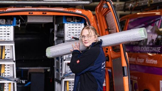 Ein außenliegender Sonnenschutz kann 28 Mal mehr klimaschädliches Kohlendioxid (CO2) einsparen, als er in seinem Lebenszyklus vo