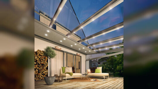 Dies ist mehr als ein Freisitz. Mit einem Glashaus kann man regelrechte Wohnwelten entstehen lassen. Foto: Bundesverband Winterg