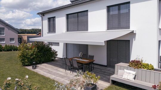Außenjalousien, Rollläden oder Fenstermarkisen fangen die Sonnenstrahlen schon vor der Scheibe ab, sodass die Hitze draußen blei Außenjalousien, Rollläden oder Fenstermarkisen fangen die Sonnenstrahlen schon vor der Scheibe ab, sodass die Hitze draußen blei