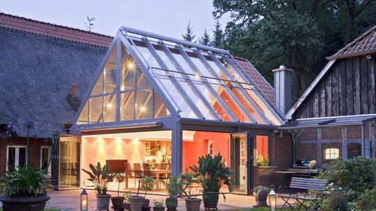 Ein Wintergarten erhöht nicht nur die Lebensqualität im eigenen Heim, sondern steigert auch den Wert einer Immobilie erheblich. Ein Wintergarten erhöht nicht nur die Lebensqualität im eigenen Heim, sondern steigert auch den Wert einer Immobilie erheblich.