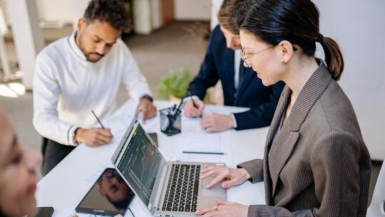 Unternehmen, die sich als moderne Wegbegleiter ihrer Mitarbeiter positionieren, sichern sich ihre eigene Zukunftsfähigkeit in ei