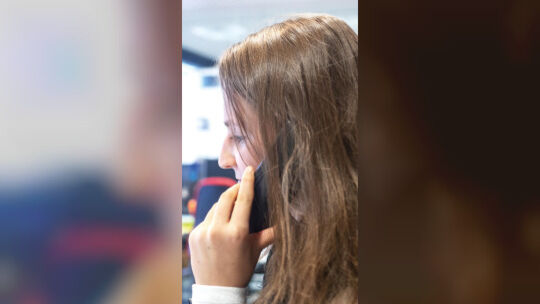 Seit das Gesundheitsamt Covid-Infizierte nicht mehr routinemäßig kontaktiert, suchen viele Menschen telefonisch Hilfe beim Arzt.