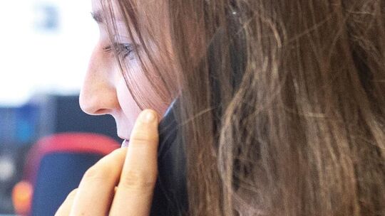 Seit das Gesundheitsamt Covid-Infizierte nicht mehr routinemäßig kontaktiert, suchen viele Menschen telefonisch Hilfe beim Arzt.