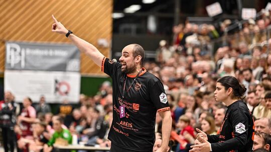 TG-Trainer Manel Cirac warnt vor den Mainzerinnen. Foto: Markus Brändli